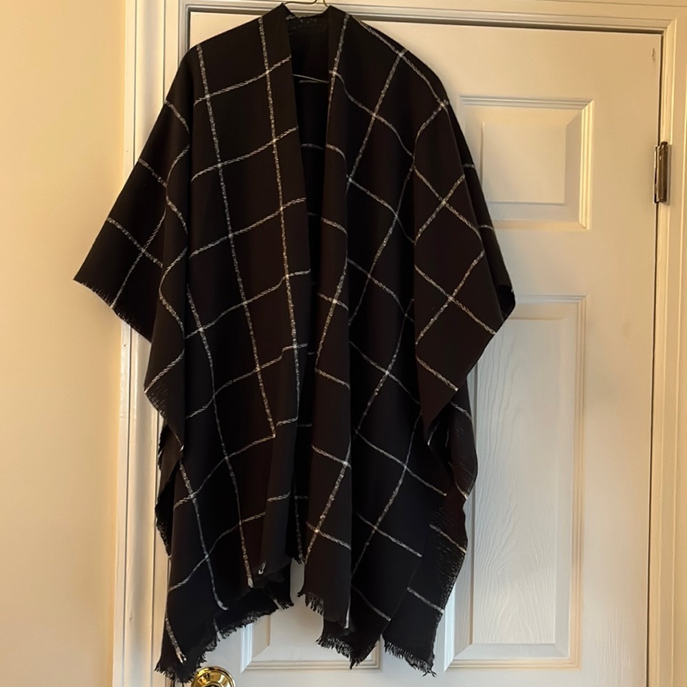 🧥 HP🧥 Black and White Poncho Scarf